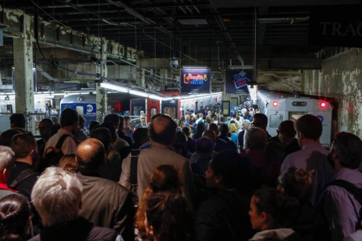 Miles de personas quedaron varadas por varias horas hasta que las autoridades retiraron algunos árboles que habían caído sobre las vías y reanudaron los servicios.