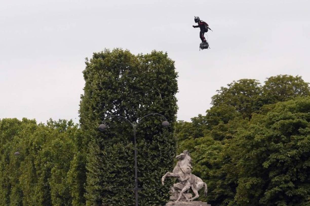 El espectáculo fue brindado por el campeón del mundo de jet-ski francés Franky Zapata en un 'Flyboard', un artefacto inventado por el propio Zapata, que está propulsado por cinco turboreactores de aire que permiten despegar y avanzar a hasta 190 km/h, con una autonomía de unos diez minutos.