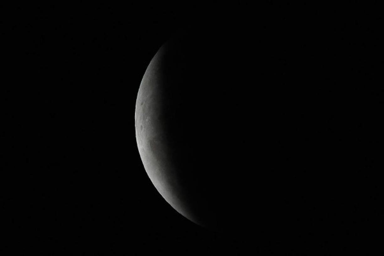 El eclipse lunar total, que ocurre cuando la Luna atraviesa completamente la sombra de la Tierra, inició a las 08.46 GMT del miércoles, con la Luna entrando en la parte más oscura de la sombra a las 09.45 GMT, informó la NASA.