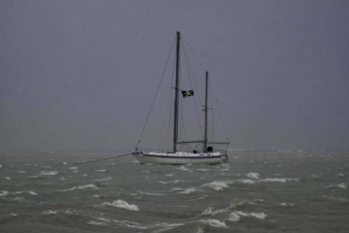 Islas Vírgenes estadounidenses y británicas<br/><br/>Al menos cuatro personas murieron en las Islas Vírgenes estadounidenses después del paso del huracán, anunciaron el jueves el gobernador Kenneth Mapp y el servicio de emergencias.<br/><br/>En las islas británicas, donde viven unas 28.000 personas, el Gobierno local señaló que cinco personas habían muerto.