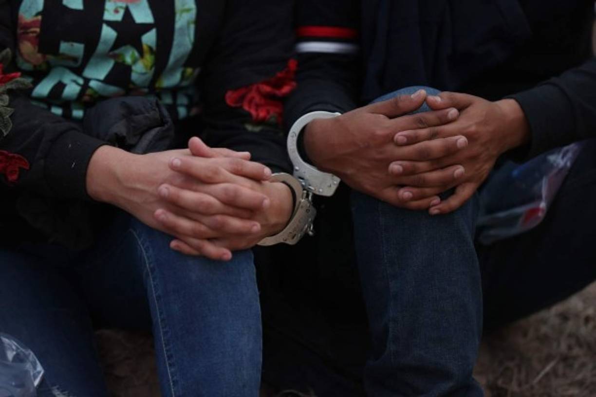 Las escenas de amargura son una constante en el puente Paso del Norte, que conecta a Ciudad Juárez con la estadounidense El Paso.