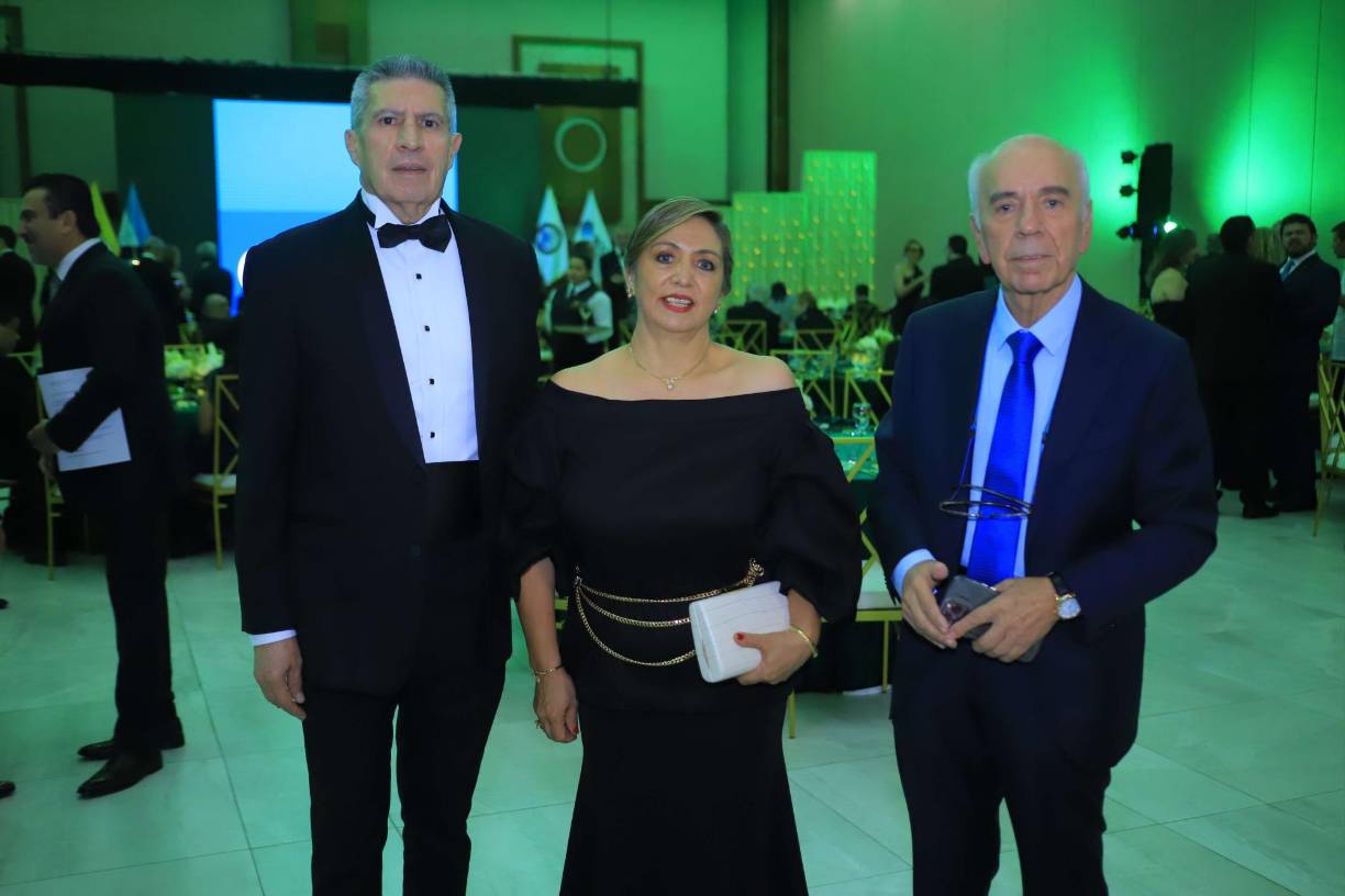 Gilberto y Maribel Limón junto a Mauricio Chiovelli