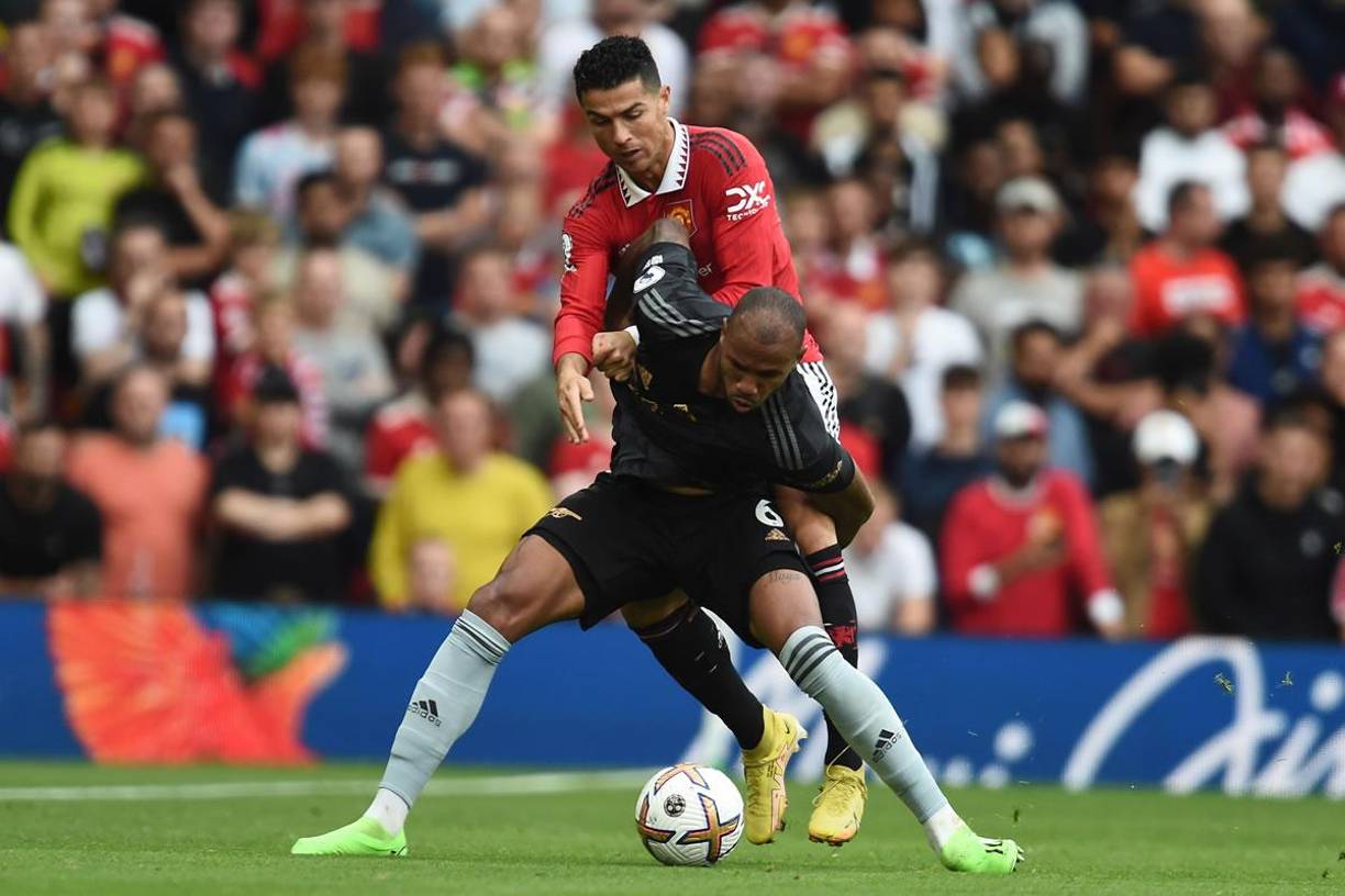 Cristiano Ronaldo marcando al defensa brasileño Gabriel Magalhães.