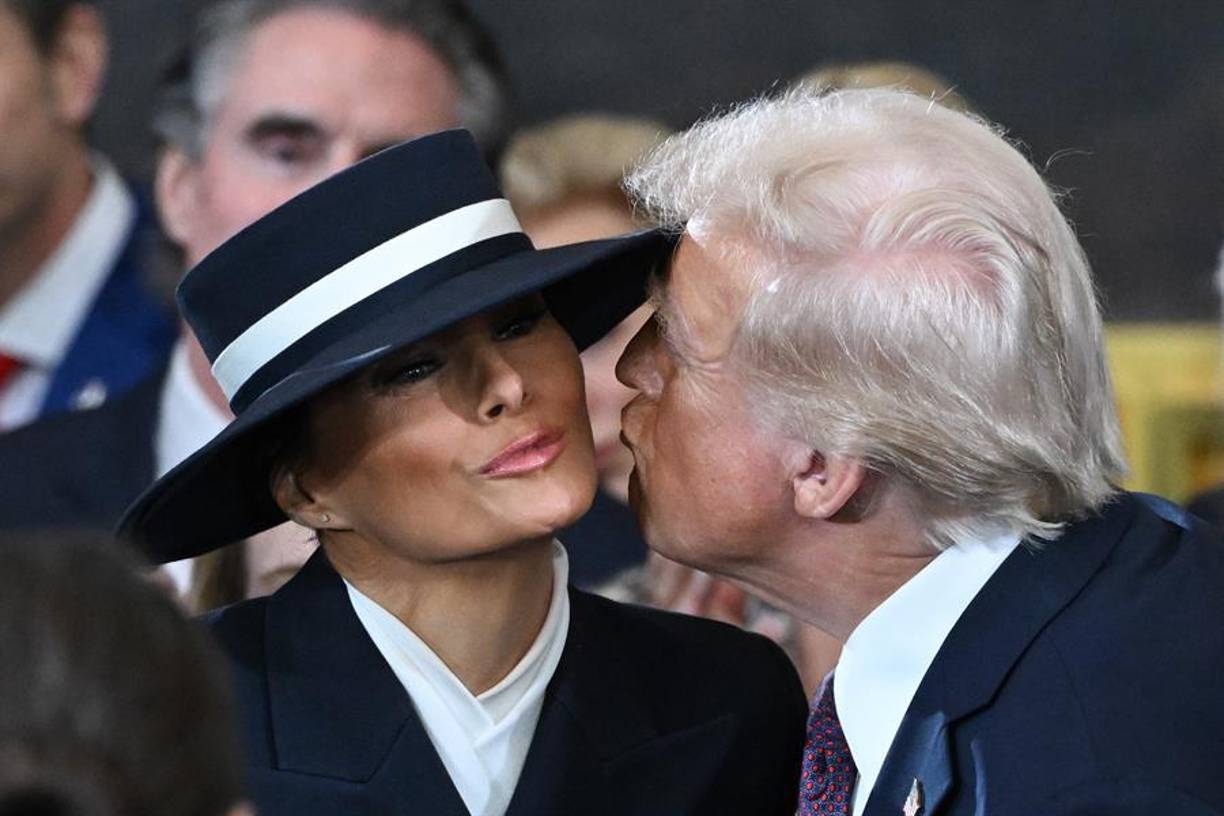 El accesorio de Melania fue uno de los atuendos más comentados y motivó una de las imágenes de la ceremonia de investidura porque el ala dura del sombrero, diseñado por Eric Javits, de color negro con una banda blanca, impidió que su marido le dé un beso en la mejilla.