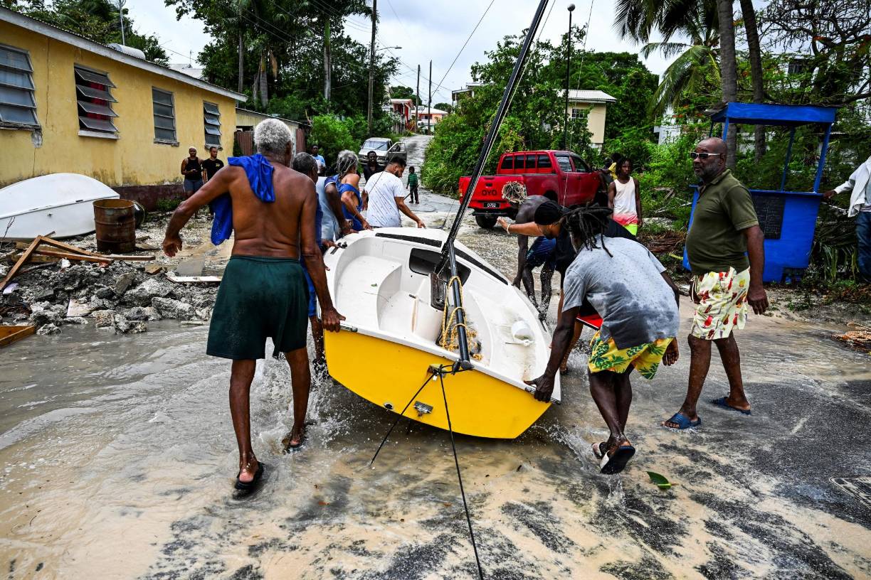 El huracán Beryl, de categoría 4, tocó tierra firme este lunes en la isla Carriacou, parte de Granada, donde causó los primeros daños en su paso por el Caribe.