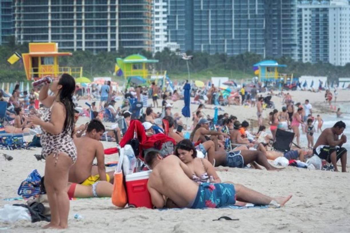 'Esto es absolutamente imprudente y egoísta. No estan celebrando. Estan poniendo la vida de la gente en peligro. Estás poniendo nuestro progreso en riesgo. Nadie es inmune a la propagación del virus', escribió en Twitter la alcaldesa de San Francisco London Breed.