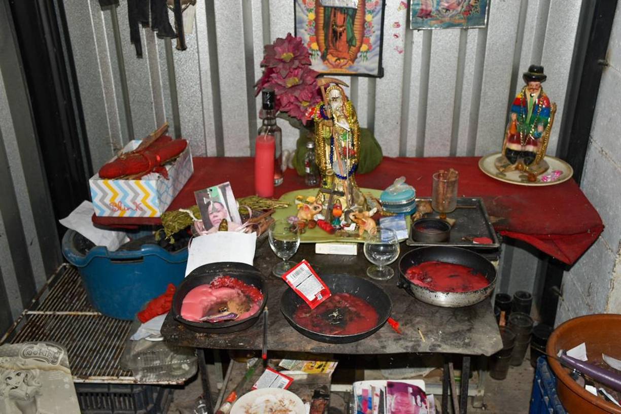En el operativo, los militares descubrieron un altar a la muerte en la casa de uno de los pandilleros detenidos.
