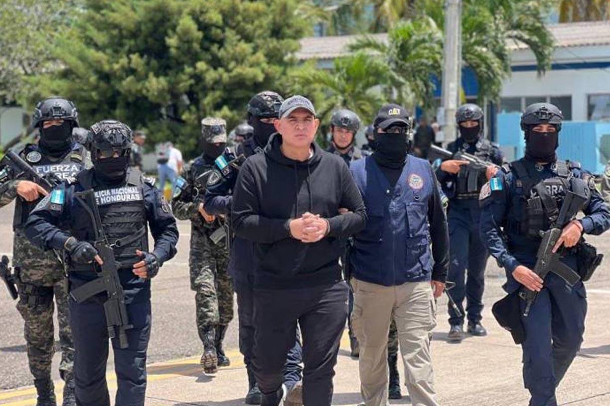 También se le señala por “uso y portación de armas de fuego”, así como por “conspiración para el uso y portación de armas de fuego”, ambos delitos relacionados con la supuesta importación de una sustancia controlada.