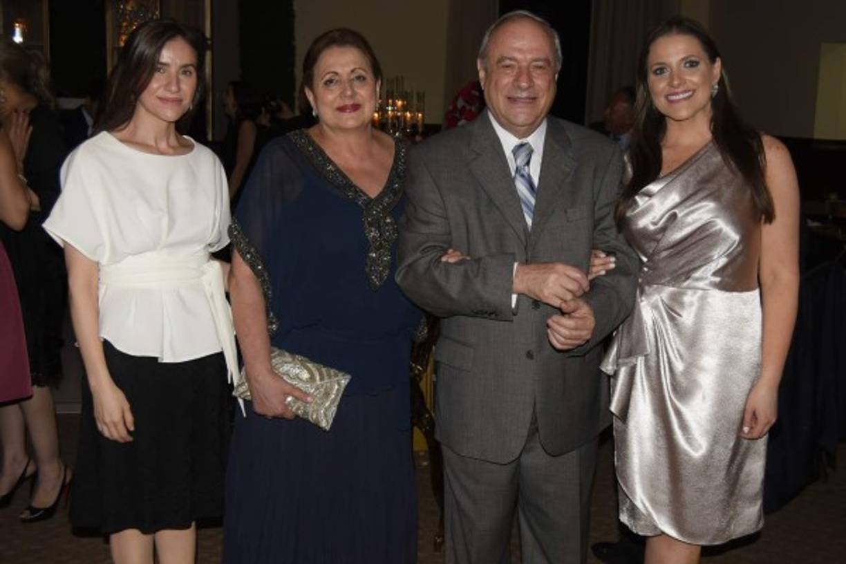 Ericka Handal, Marina, Mario y Mónica Facussé.