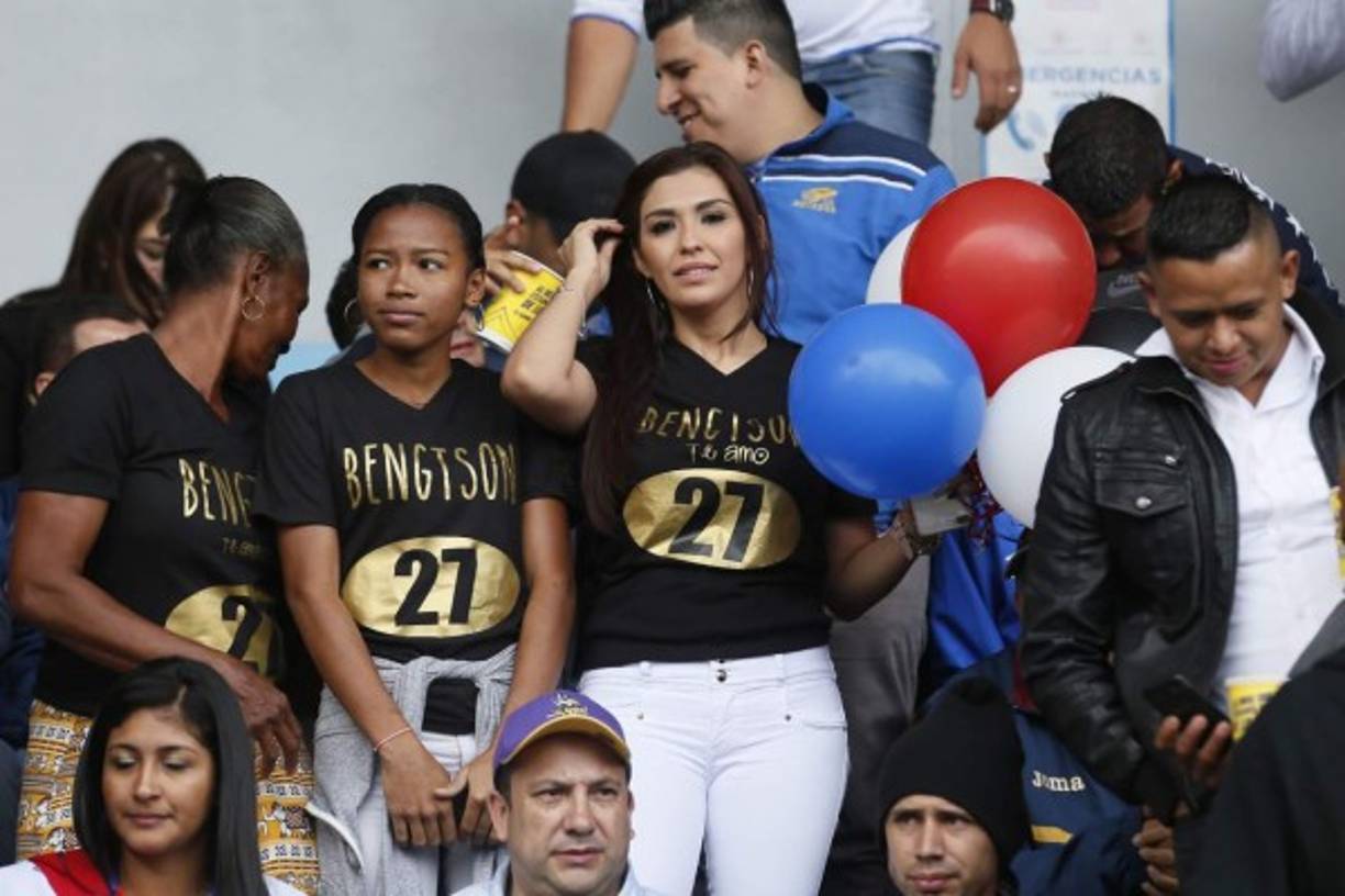 La esposa de Jerry Bengtson, Yarely Espinal, en las gradas del Nacional apoyando a su marido ante Motagua.