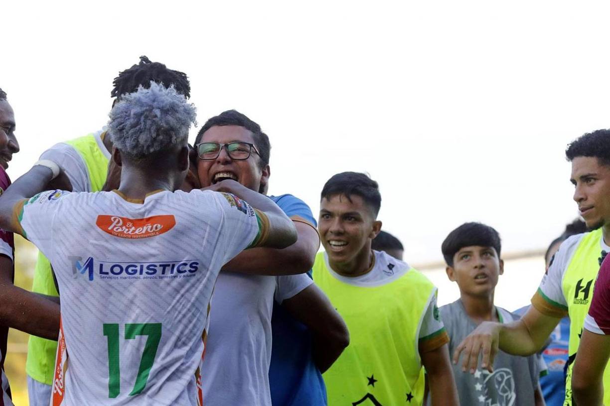 El entrenador del Platense, Rommel Salgado, se abraza con sus jugadores tras el golazo de Elí Palma.