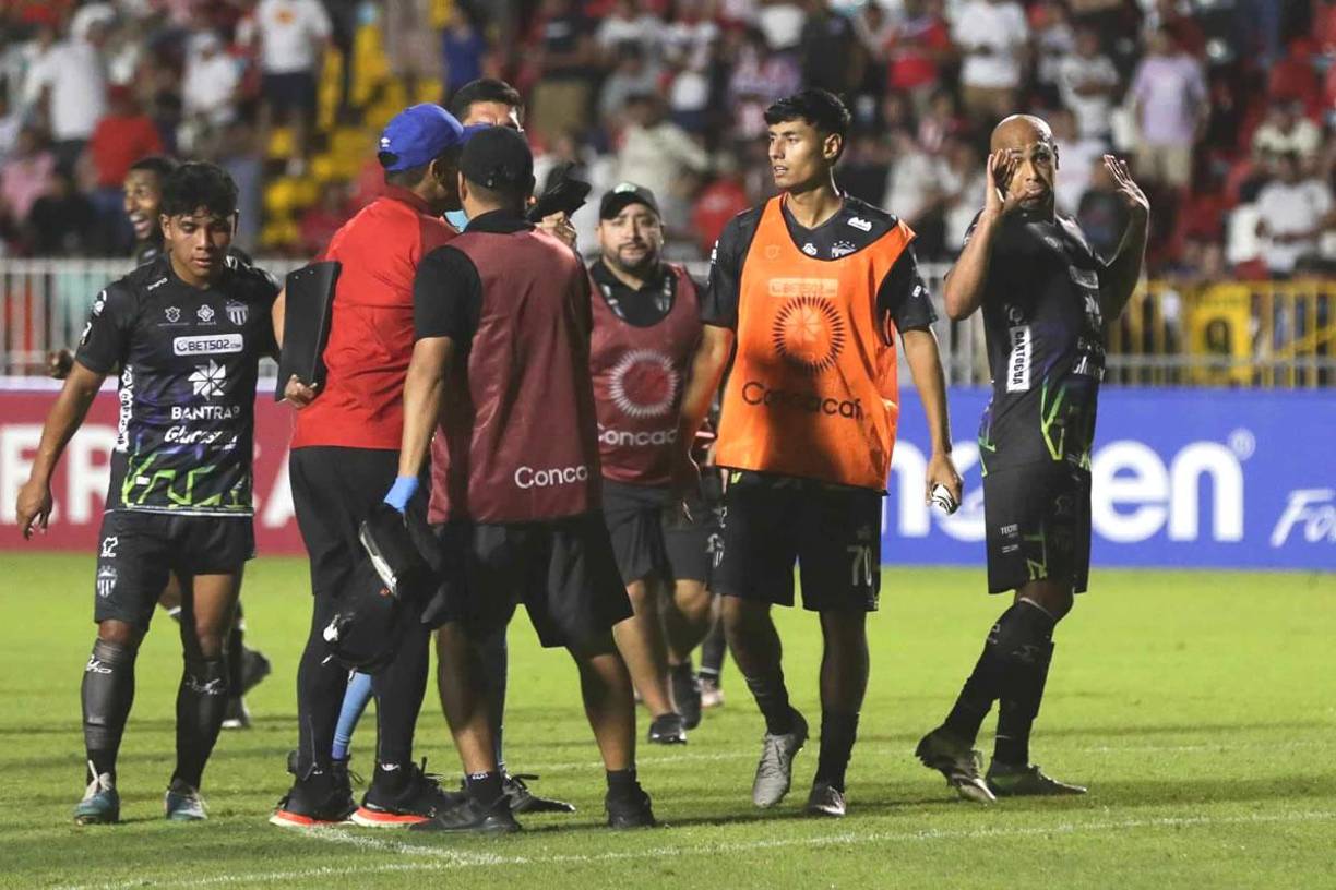 Diego López, preparador de porteros de Olimpia, se palabreó con futbolista del Antigua de Guatemala.