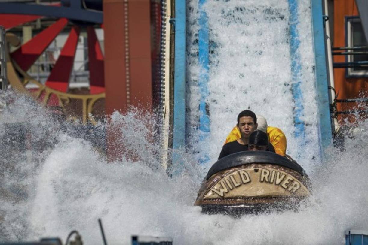 Los parques acuáticos en Comey Island estuvieron abarrotados este miércoles.