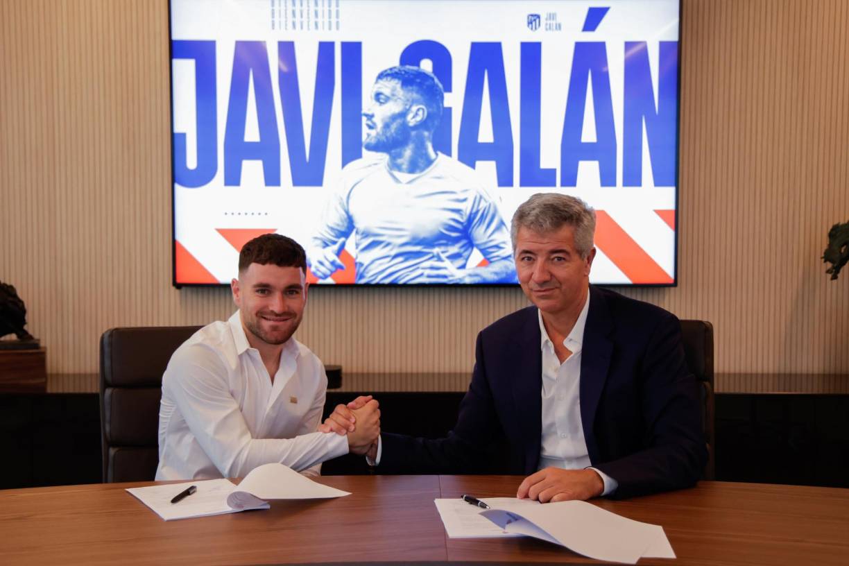 El Atlético de Madrid completó este lunes el fichaje de Javi Galán, lateral izquierdo procedente del Celta de Vigo, después de pasar el pertinente reconocimiento médico, la formalización de su contrato por tres temporadas, hasta el 30 de junio de 2026, y el anuncio oficial de su nuevo club.