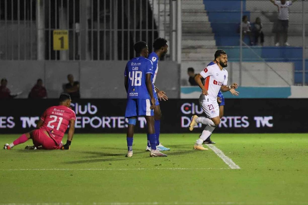 Jorge Álvarez dejó sentado a Marlon Licona tras el golazo.