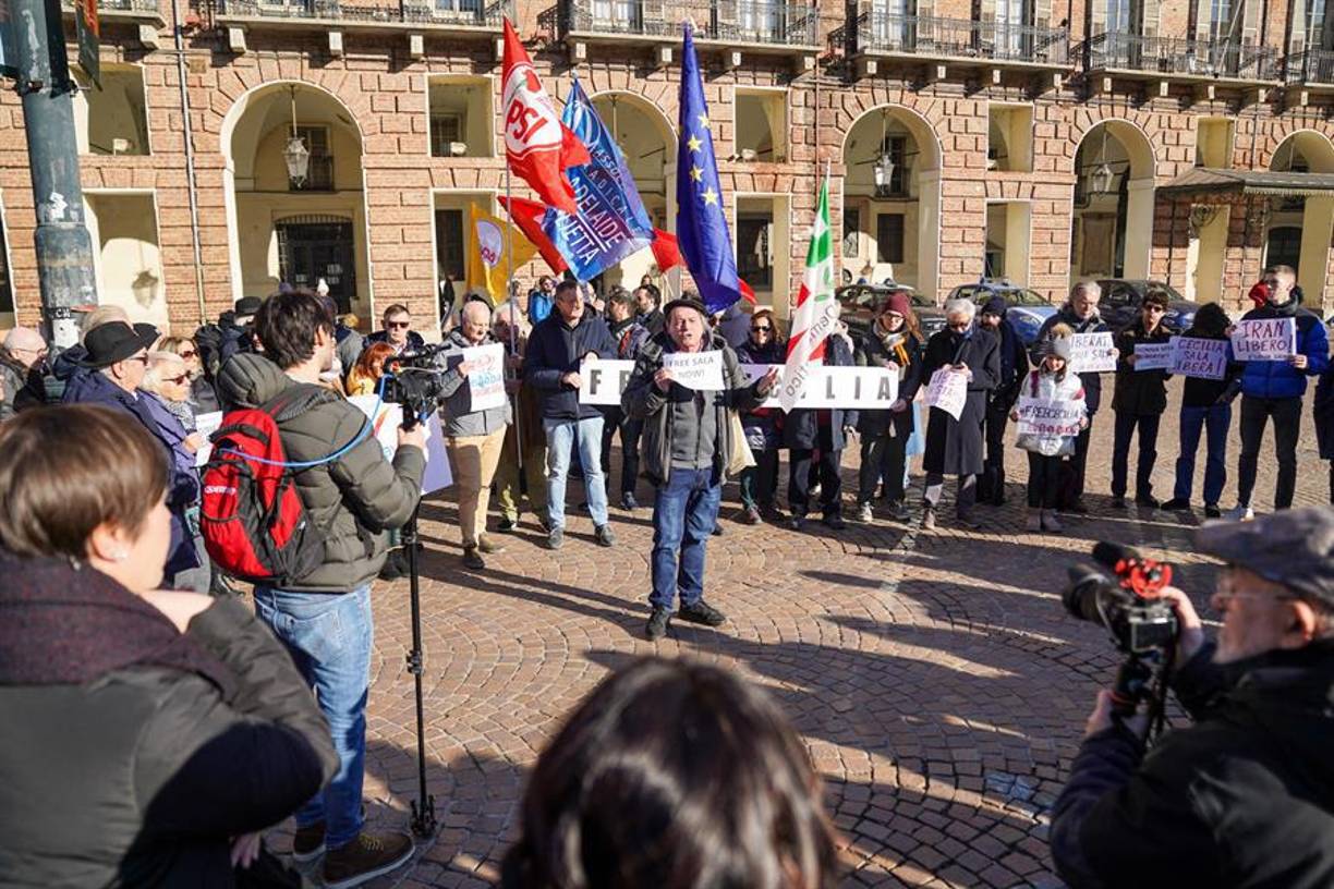 Irán ha sido acusado por países occidentales de usar a presos con doble nacionalidad y extranjeros como medida de presión o para el intercambio de prisioneros con otros Estados, una práctica calificada de “diplomacia de los rehenes” por otros países y organizaciones de derechos humanos.