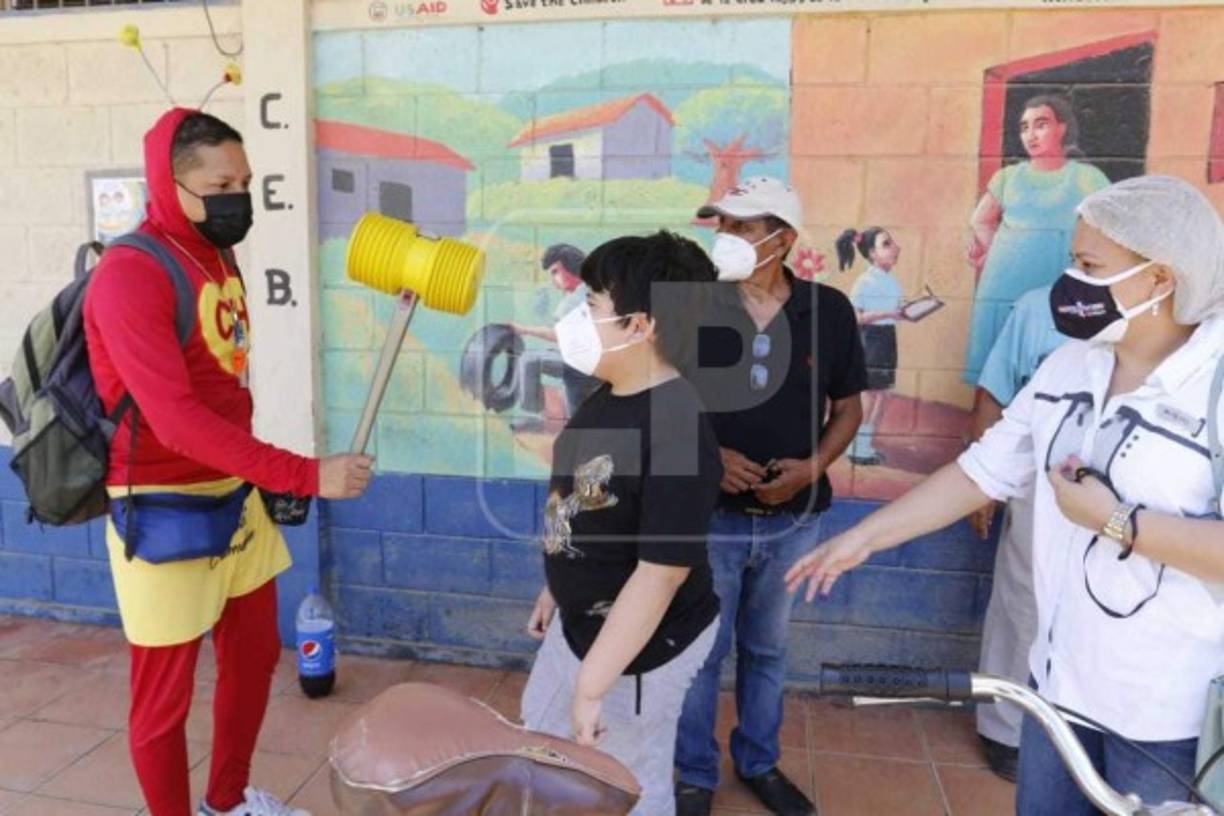 Entre las risas de los presentes en el centro de votación, este hondureño envió un mensaje de unión a la población, al tiempo que instó de ver más allá de cada partido político y buscar el desarrollo conjunto.