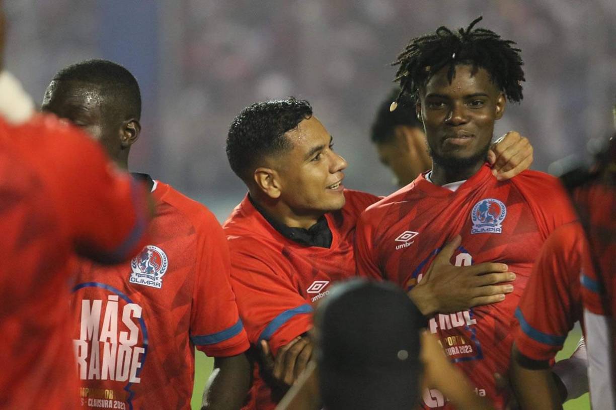 Quedate con alguien que te mire como Carlos Pineda a Maylor Núñez.