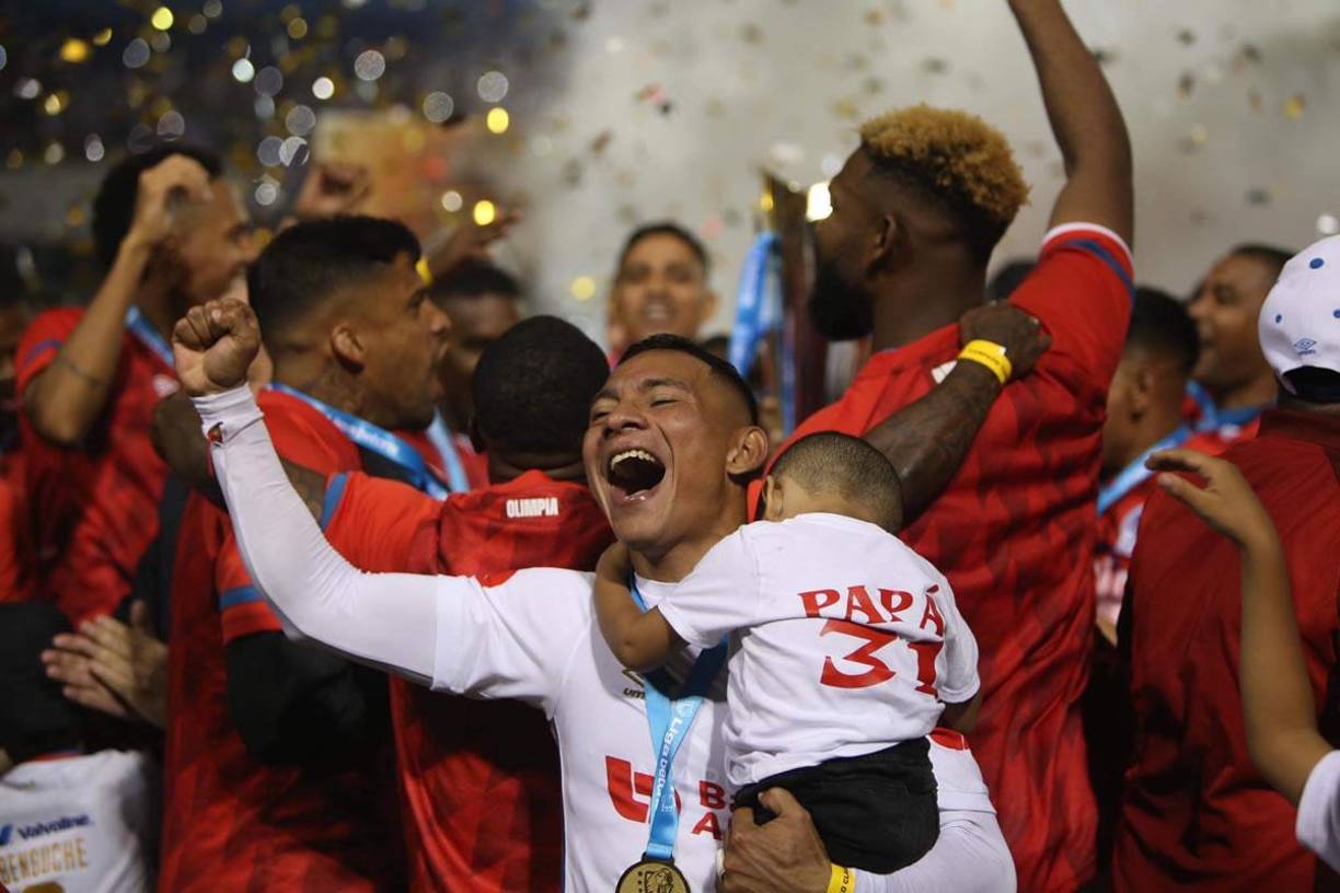 Carlos ‘Mango’ Sánchez celebró con su hijo en brazos.