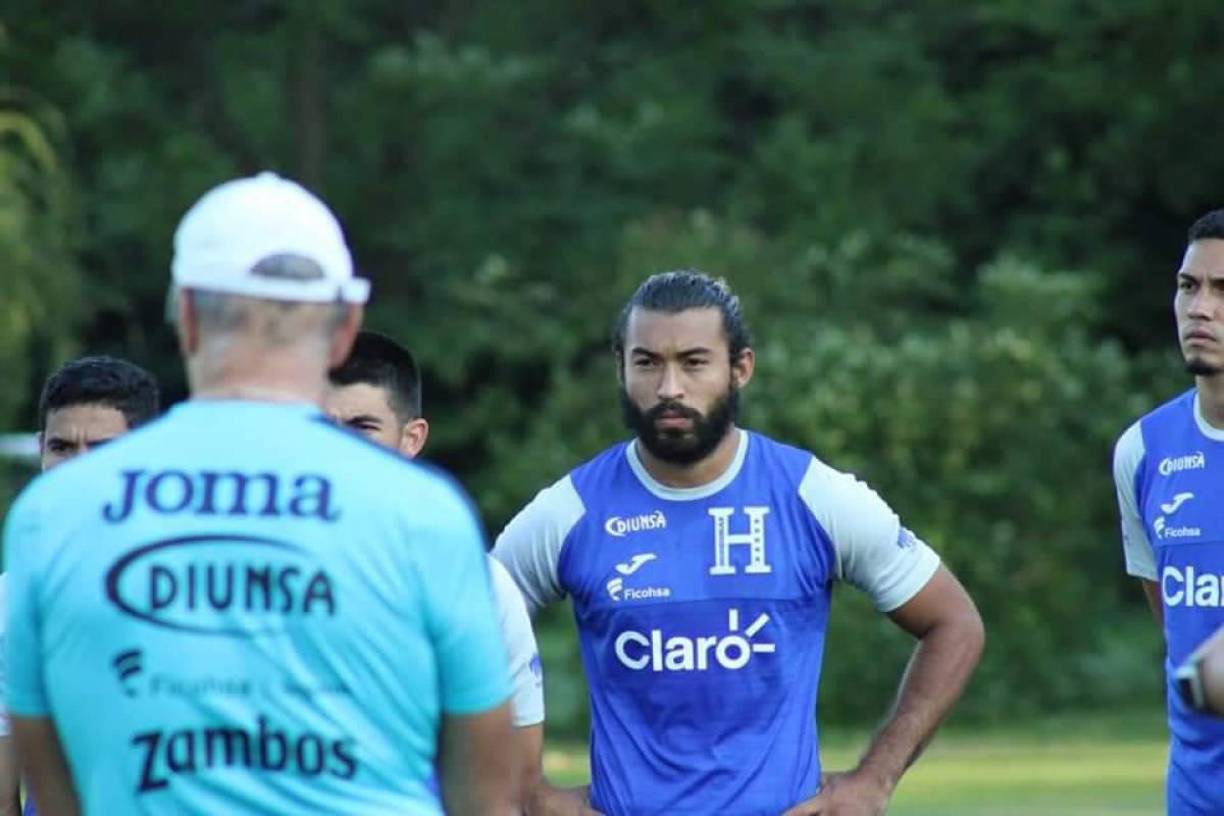 El jugador necesitaba firmar un documento que lo acreditaba como jugador de la Selección de Honduras, sin embargo, de último momento y a pesar de haber estado entrenando con el equipo nacional, se negó a hacerlo.