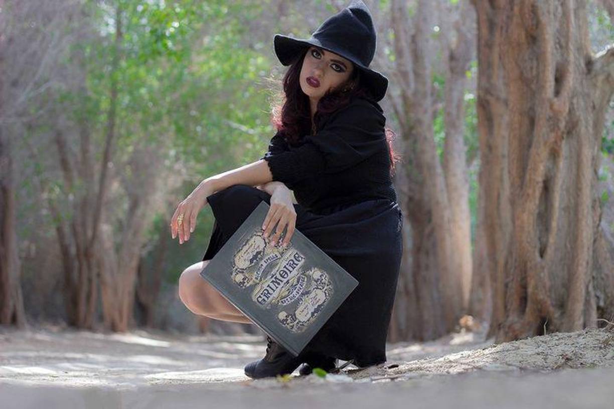 “Tengo Hero Project, donde entrevisto a personas que están marcando una diferencia en el mundo, a través de sus organizaciones benéficas y causas. También soy embajadora de Smile Train de Bahréin, que es la organización de labio y paladar hendido más grande del mundo, y están cambiando vidas todos los días. Quiero seguir creando conciencia sobre Smile Train en Bahrein”, agregó la reina de belleza sobre sus direfentes actividades sociales. 