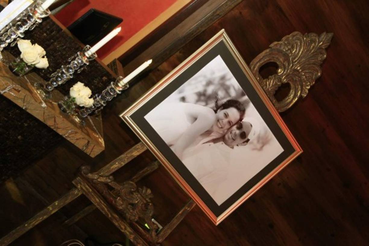 Un retrato que inmortaliza uno de los momentos mas felices de la pareja fue colocado en la entrada de la estancia dando un toque romantico