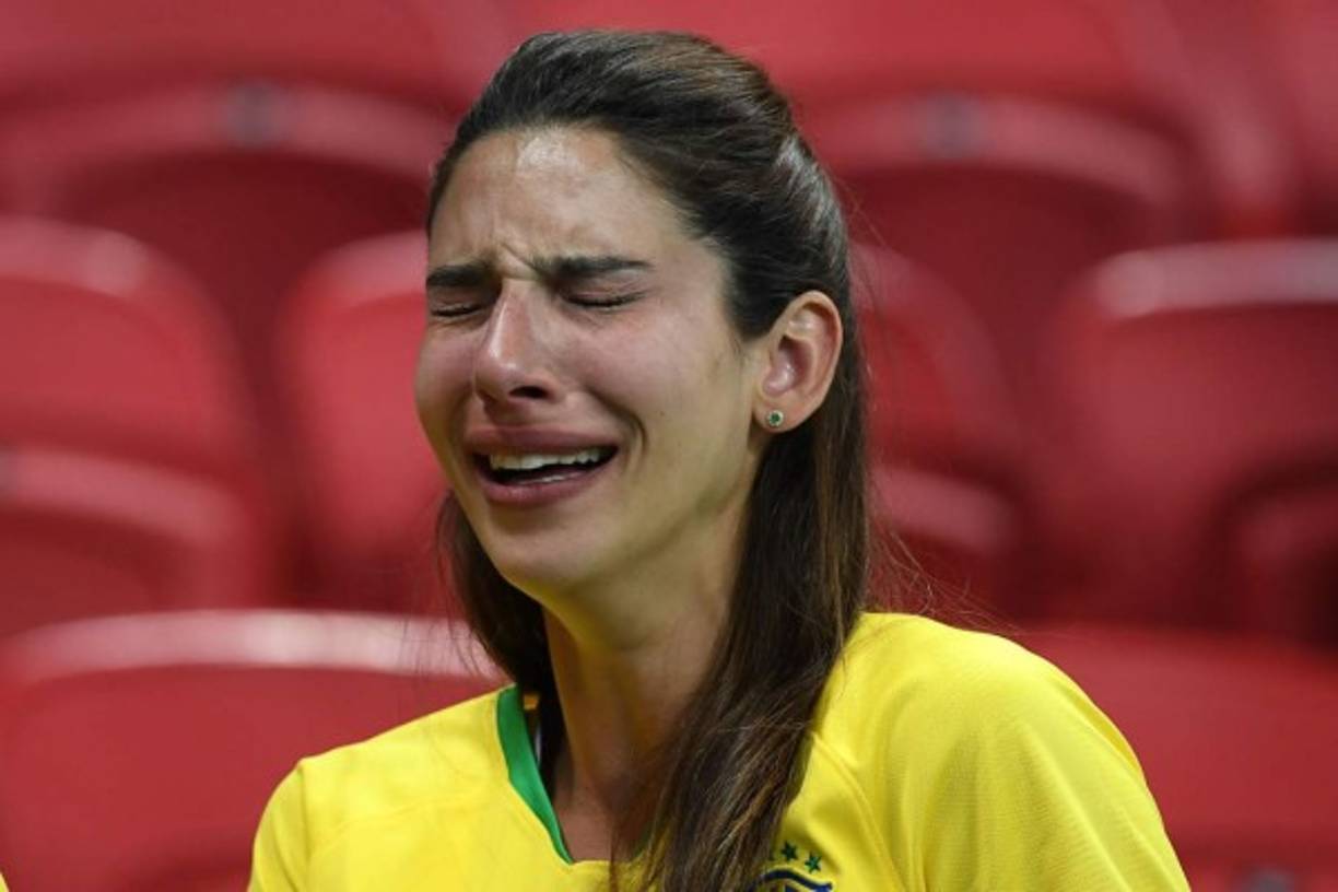 El desconsolado llanto de esta aficionada brasileña al final del partido.