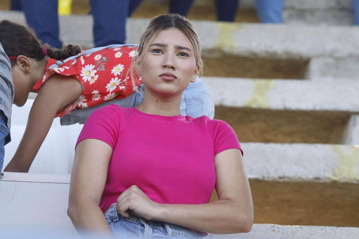 Lindas chicas pusieron el color en las gradas del estadio Francisco Martínez Durón de Tocoa.