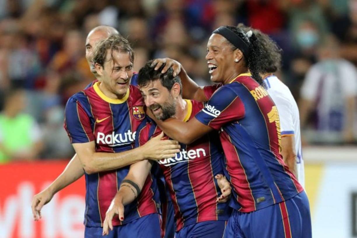 Ronaldinho felicitando a Jofre Mateu por el segundo gol del Barcelona.