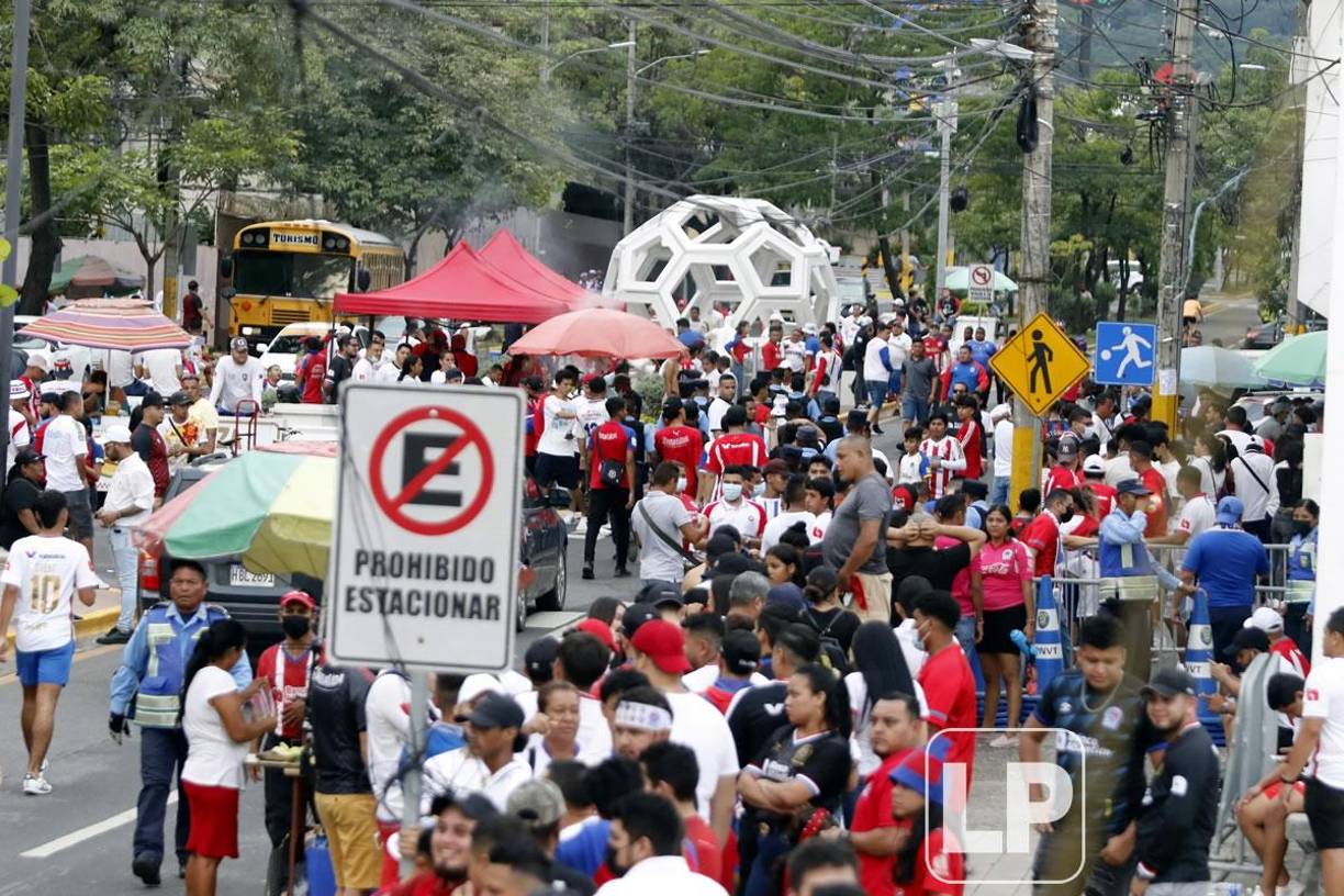 Gran ambiente hizo la Ultra Fiel afuera del estadio Morazán previo al partido.