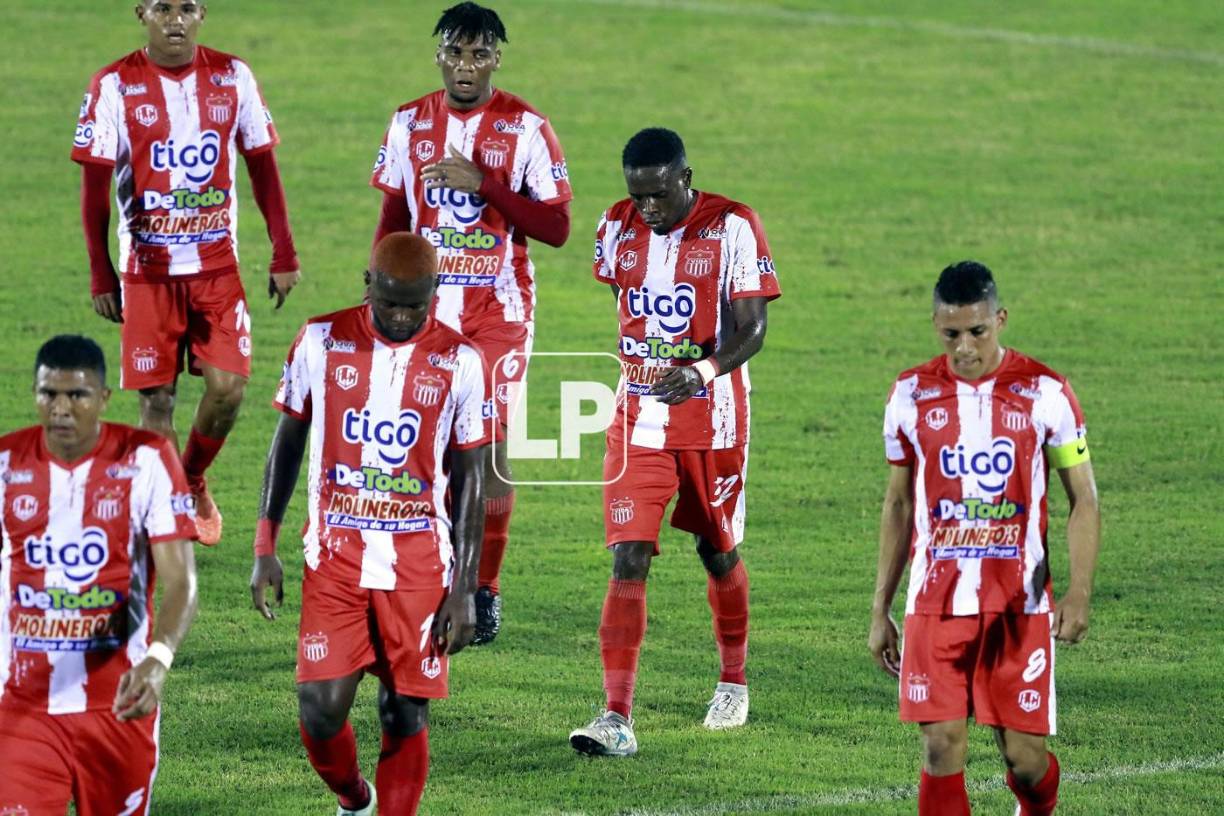 Rostros tristes en los jugadores del Vida tras perder contra el Olimpia.