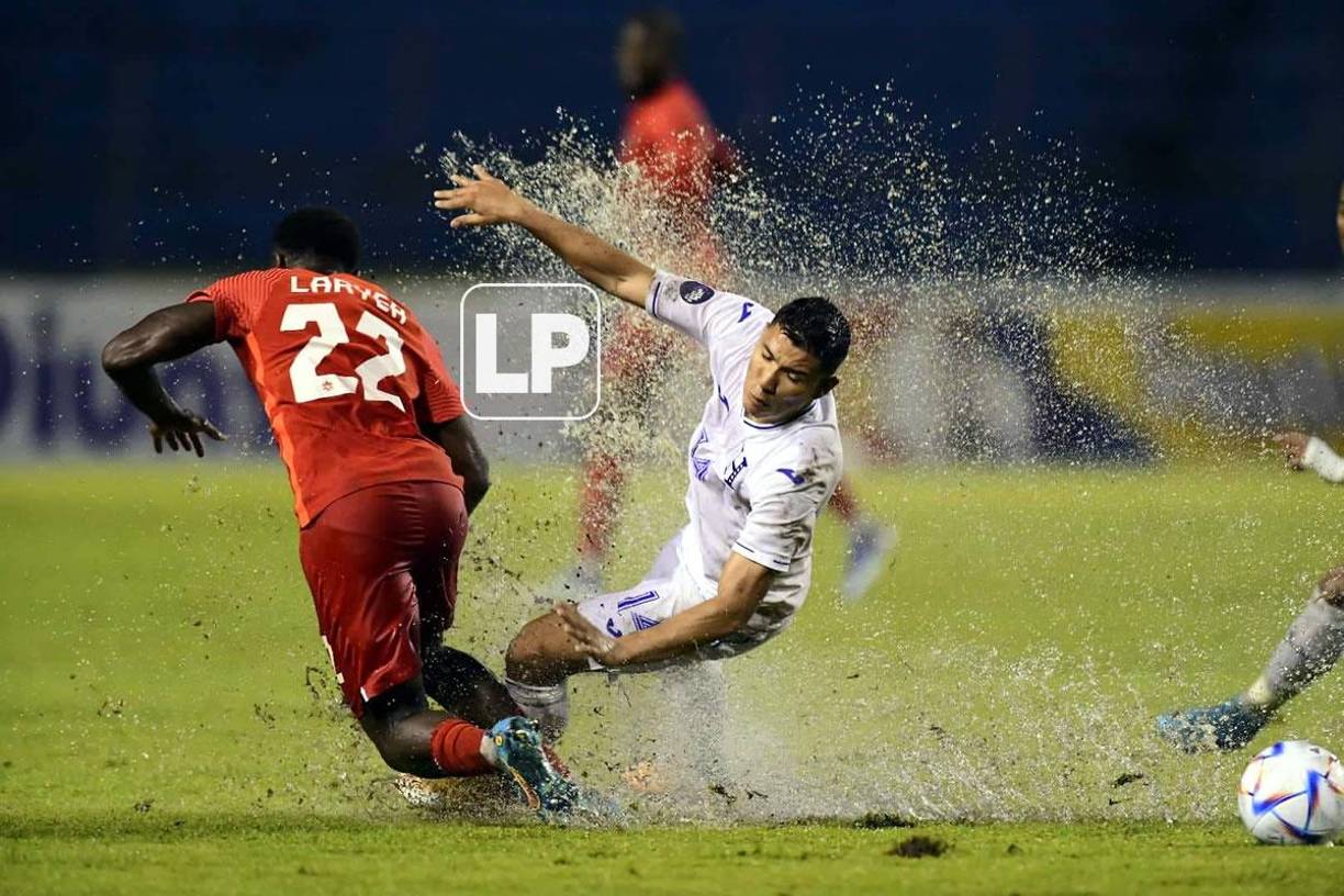 Así de inundada estaba la cancha del estadio Olímpico por la lluvia que azotó en San Pedro Sula.