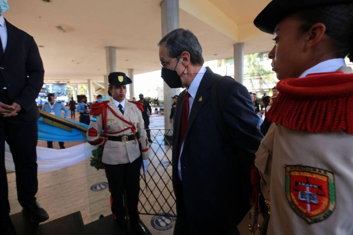 El diputado liberal, Mauricio Villeda, también atendió la importante convocatoria girada desde anoche por el Congreso Nacional. 