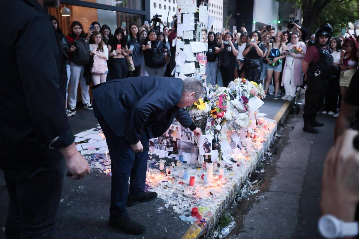 Fotografías, flores, cartas, velas, entre otros detalles fueron puestos alrededor de un árbol, cerca de donde Liam Payne murió.