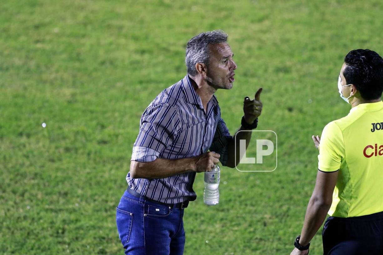 Pablo Lavallén reclamando fuerte al cuarto árbitro del partido Marvin Ortiz.