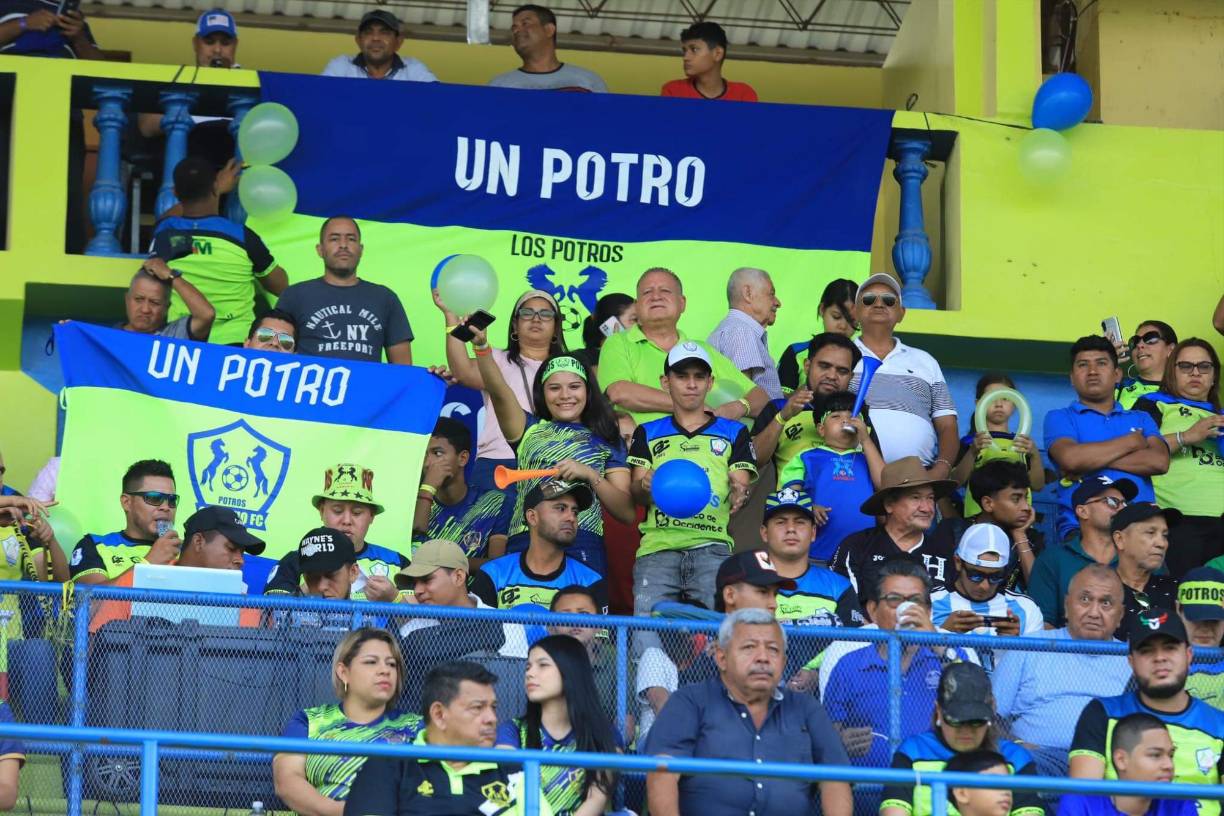 Ambiente del Olancho-Real España: bella novia de jugador y presentadora