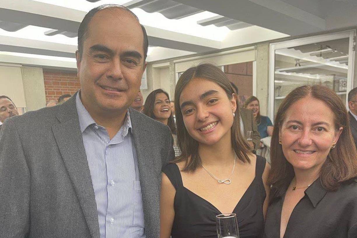 “No puedo aceptar quedarnos callados a que impunemente ese tipo de actos sigan en cualquier lugar del mundo. Le sucedió en esta oportunidad a mi sobrina Ana María Serrano Céspedes en México, y lo único que se quiere es #JusticiaParaAnaMaria #NiUnaMas”, expresó el exfuncionario.