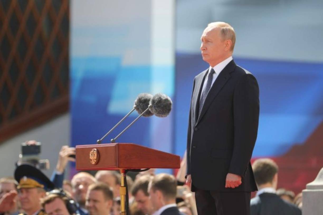 Con una estricta seguridad, Putin fue investido este lunes para un cuarto mandato presidencial que le mantendrá en el poder hasta 2024, tras 18 años al frente de Rusia como jefe de Estado o de gobierno.