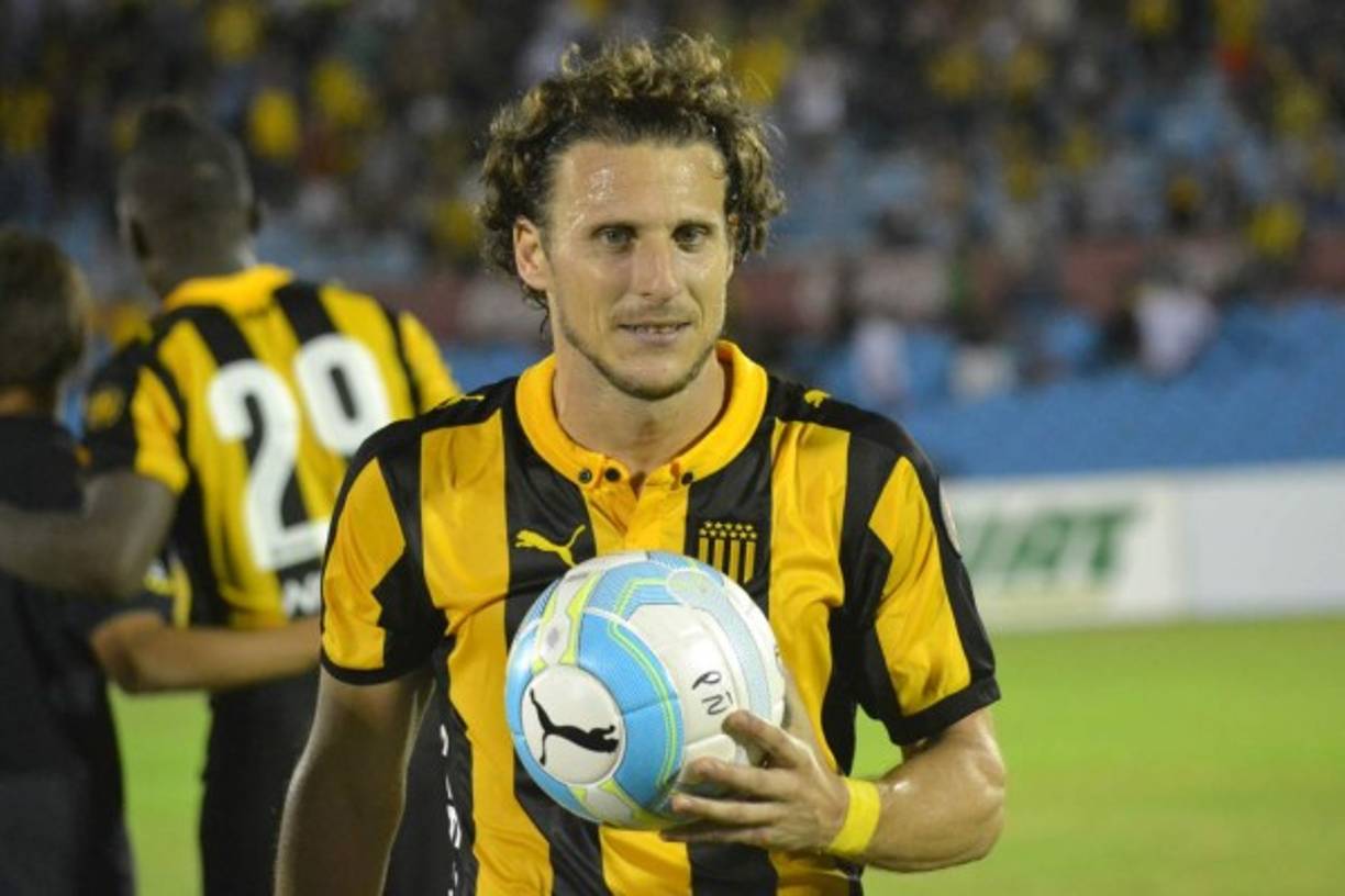 Desde su juventud, el futbolista uruguayo exigió a sus padres crearan una fundación para ayudar a los más desfavorecidos, desde su principio como futbolista el dinero nunca fue una motivación.