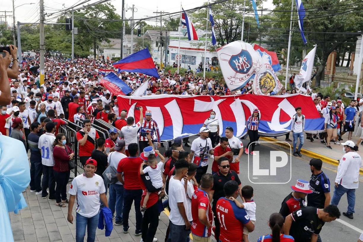 No podía faltar el show que montó la Ultra Fiel en las afueras del estadio Morazán previo al partido.
