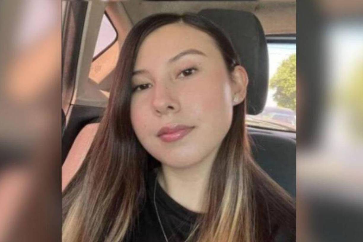 La última vez que vieron a Paola, vestía una camiseta de tirantes blanco con negro, una falda y tacones color negro. 