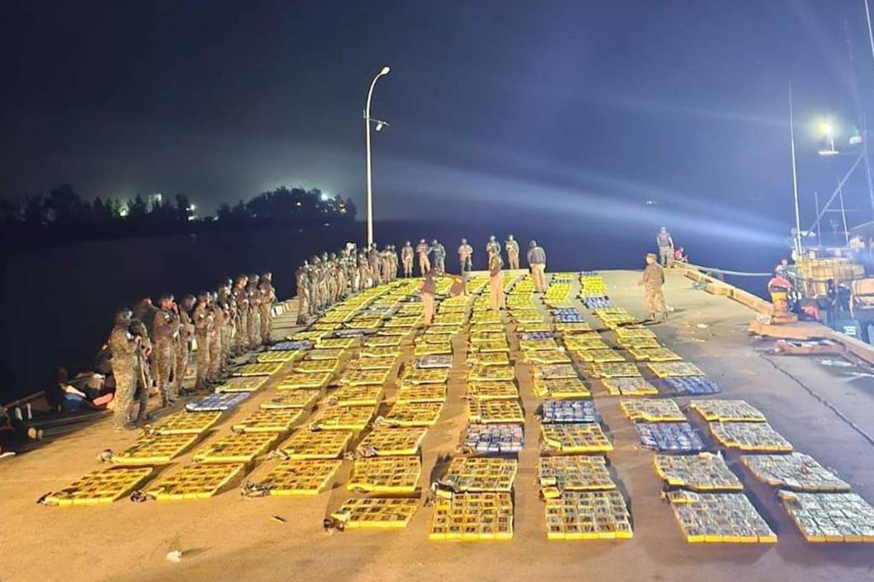 En total eran 100 fardos conteniendo paquetes de clorhidrato de cocaína.