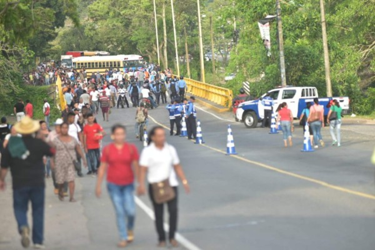 Ante la imposibilidad de usar el transporte público, a muchos no les quedó más remedio que caminar.