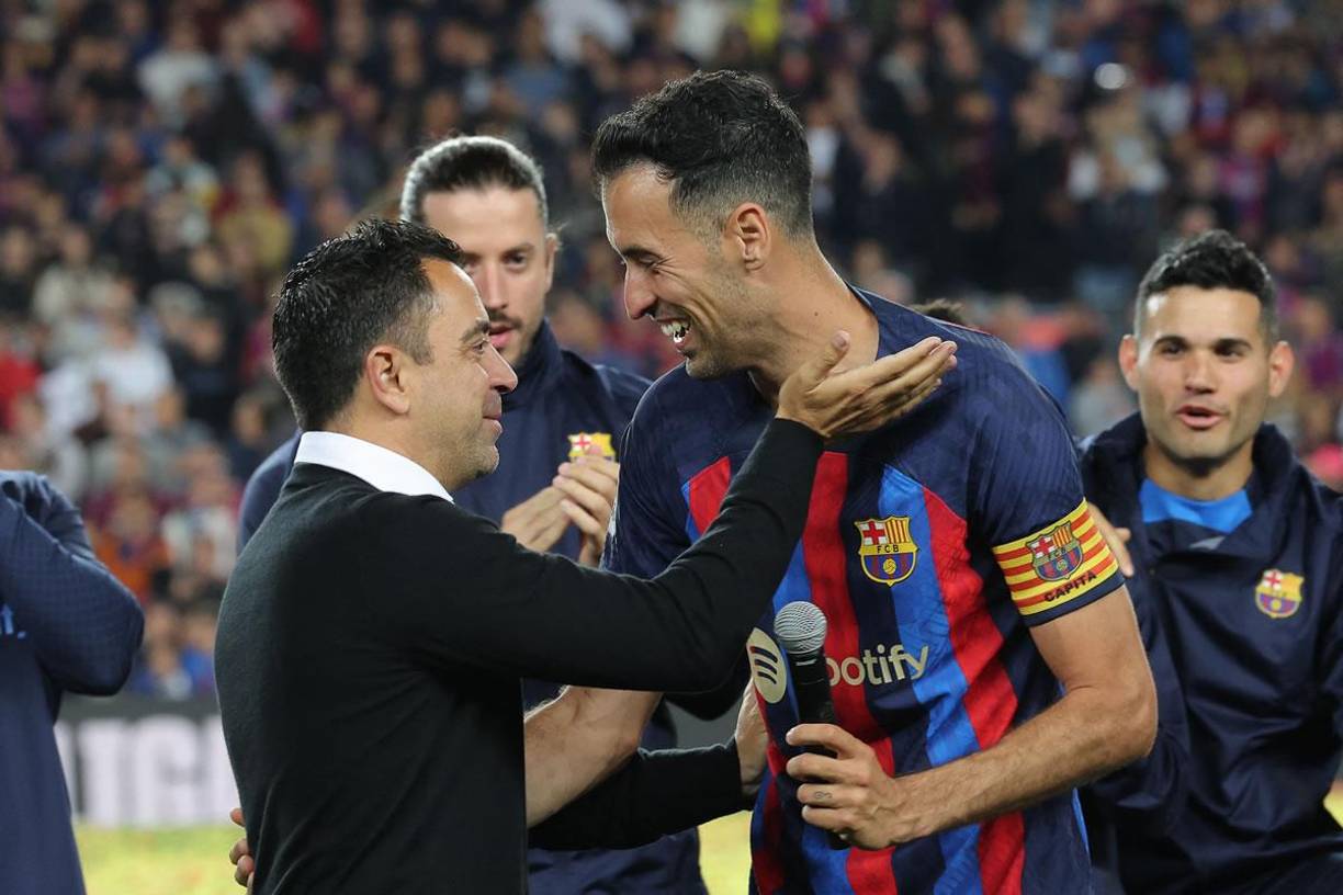 Busquets le pasó el micrófono a su entrenador Xavi Hernández.