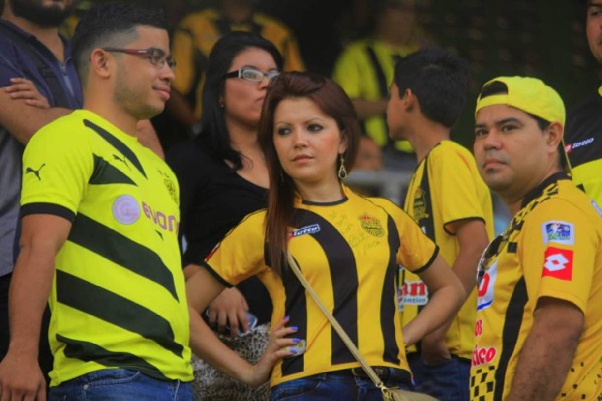 Una bella seguidora del Real España llegó acompañada para ir a despedir al ídolo aurinegro.