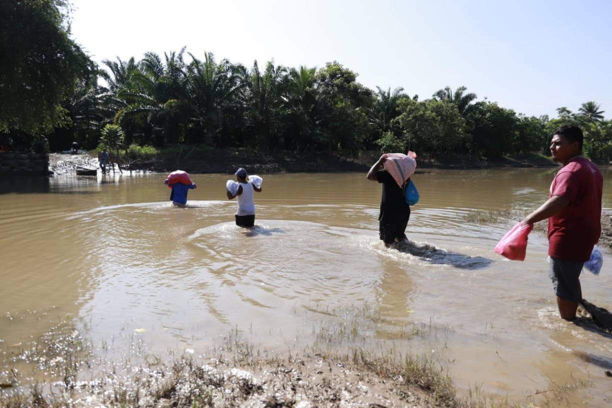 Solamente en lancha se puede llegar a estas comunidades por su distancia geográfica, y en los últimos 10 días han vivido milagrosamente mientras se acaba la comida, el agua y todo lo que representa apoyo para la subsistencia del ser humano.