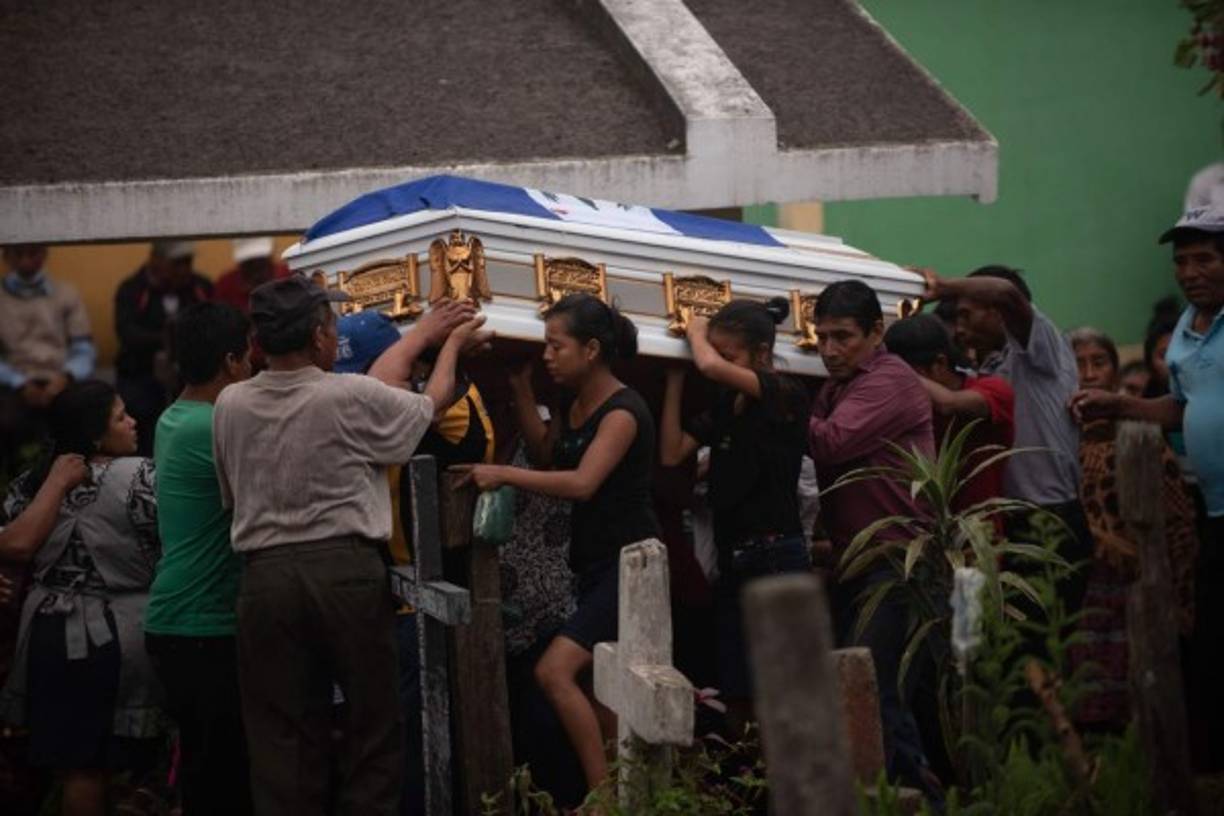 Entre la despedida de sus seres queridos, los habitantes de la zona, aún miran con temor la situación del volcán.