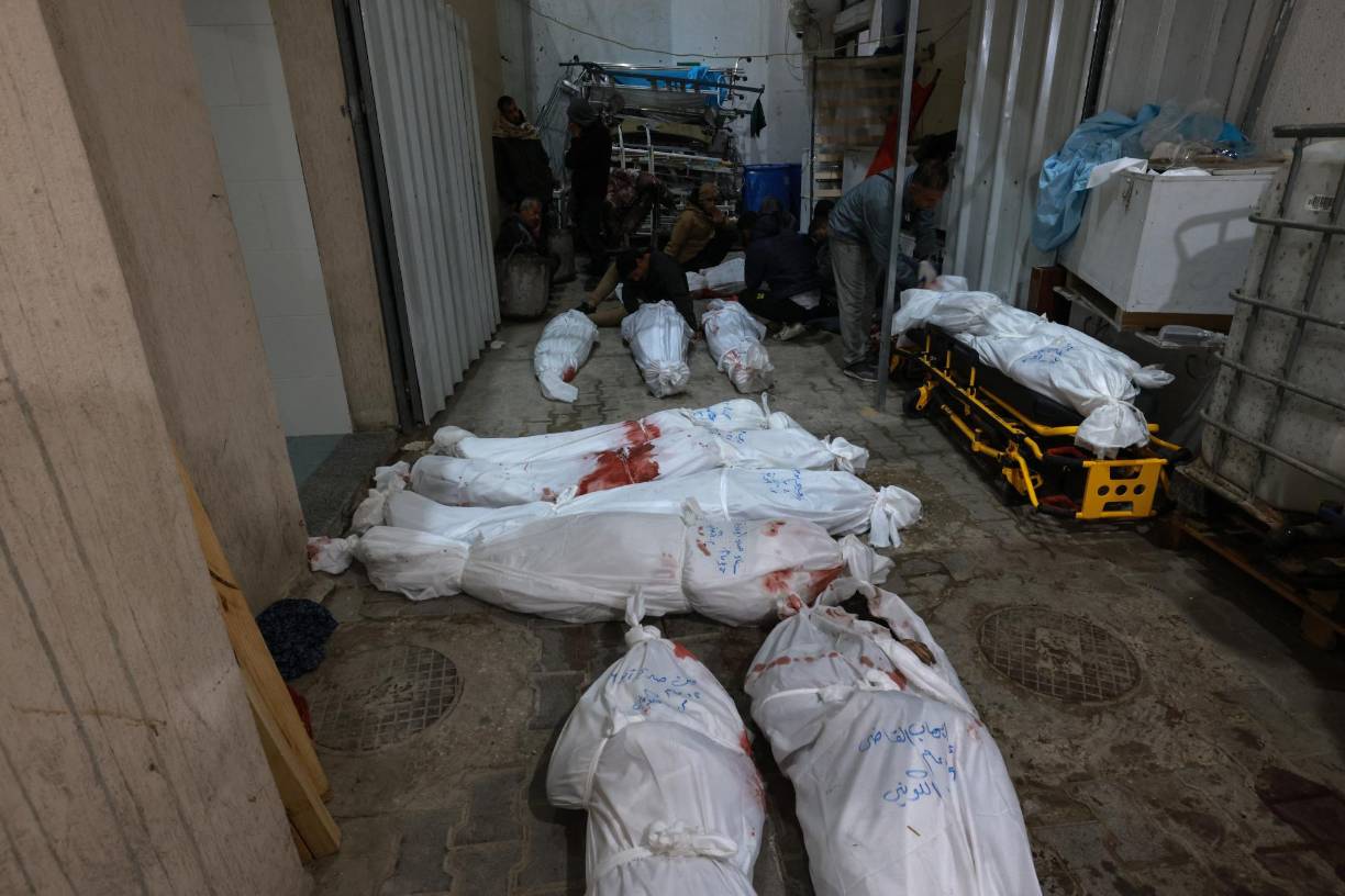 Los bombardeos dejaron 52 muertos, según un nuevo balance del Ministerio de Salud de Hamás en el territorio y alcanzaron 14 casas y tres mezquitas en diferentes sectores de <b>Rafah</b>.