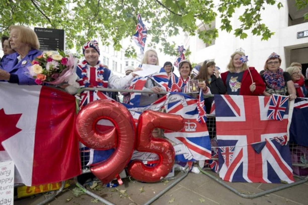 Muchos incondicionales de la soberana se agolparon en los alrededores para mostrarle, como siempre, su cariño indoncicional.