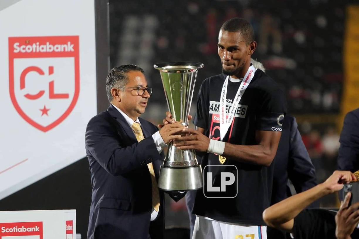Jerry Bengtson, capitán del Olimpia, fue el encargado de recibir el trofeo de campeón de la Liga Concacaf 2022.